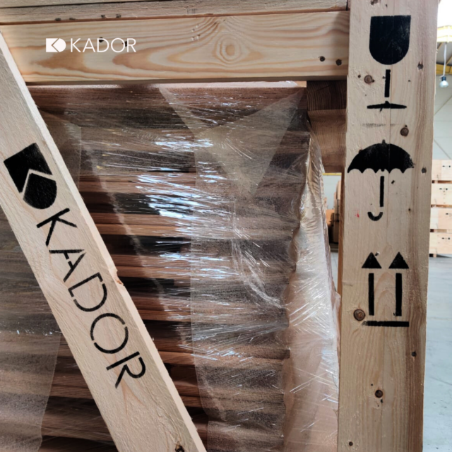 Skrzynia eksportowa z logo KADOR i oznaczeniami transportowymi ISO 780.