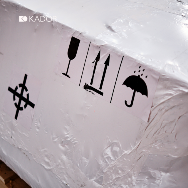 Oznaczenia transportowe na skrzyni eksportowej – symbole Fragile, This Way Up, Keep Dry, Do Not Stack.